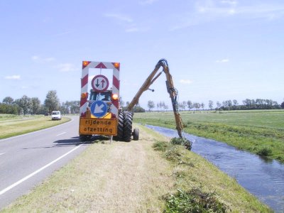 Het machinaal 'hekkelen'. (Klik met de linkermuisknop op de foto voor een filmpje op YouTube.)